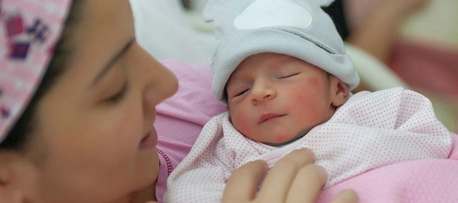 stock-mother-newborn-birth_900x400